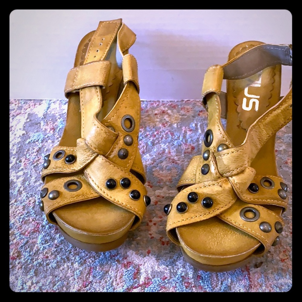 MJUS Sandles Size 7